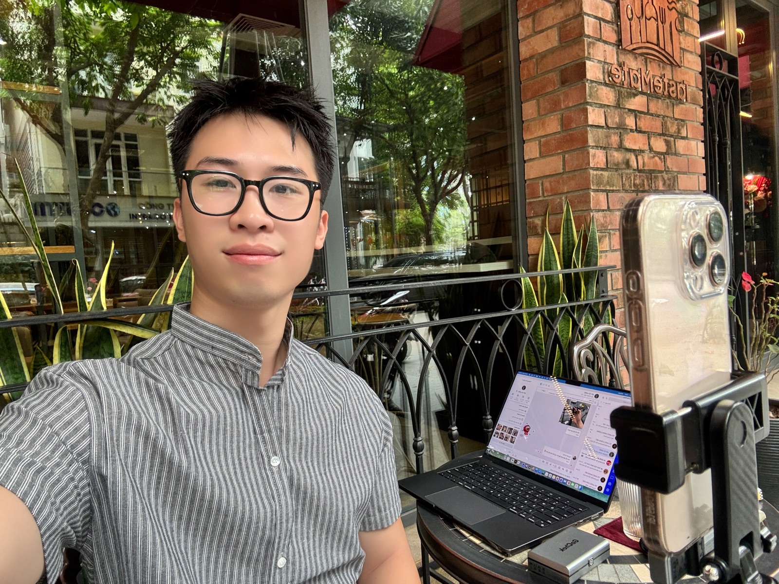 Hoàng Phi Long đang làm việc