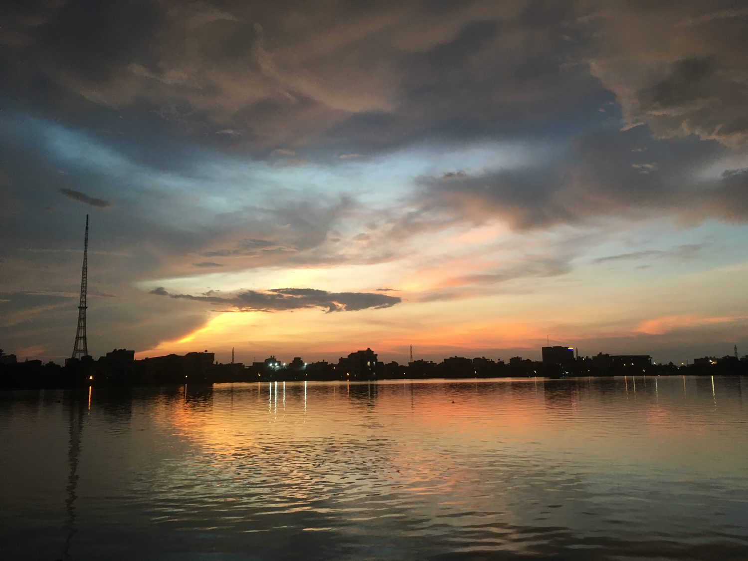 Hoàng hôn trên hồ