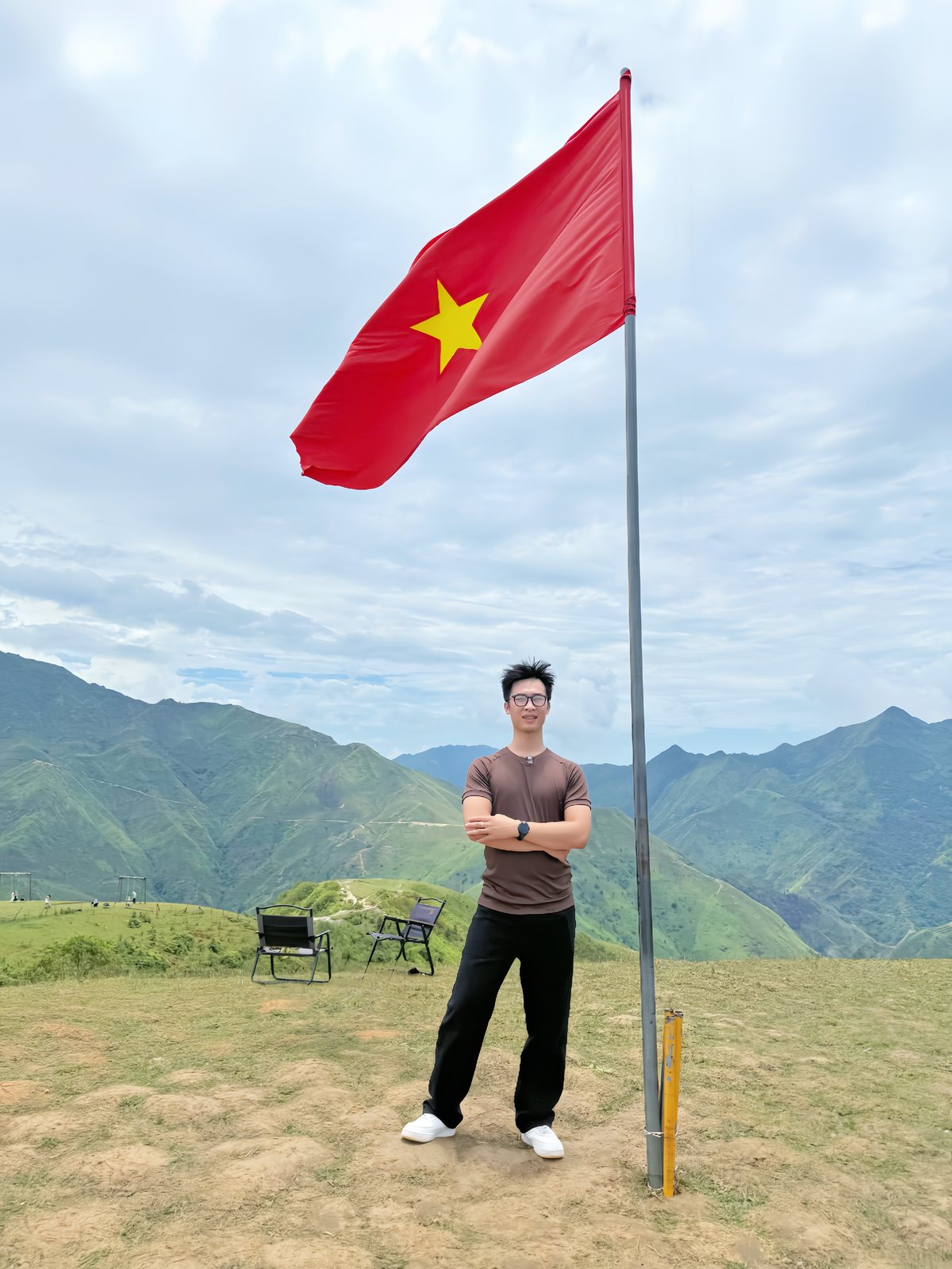 Cột cờ trên đỉnh núi